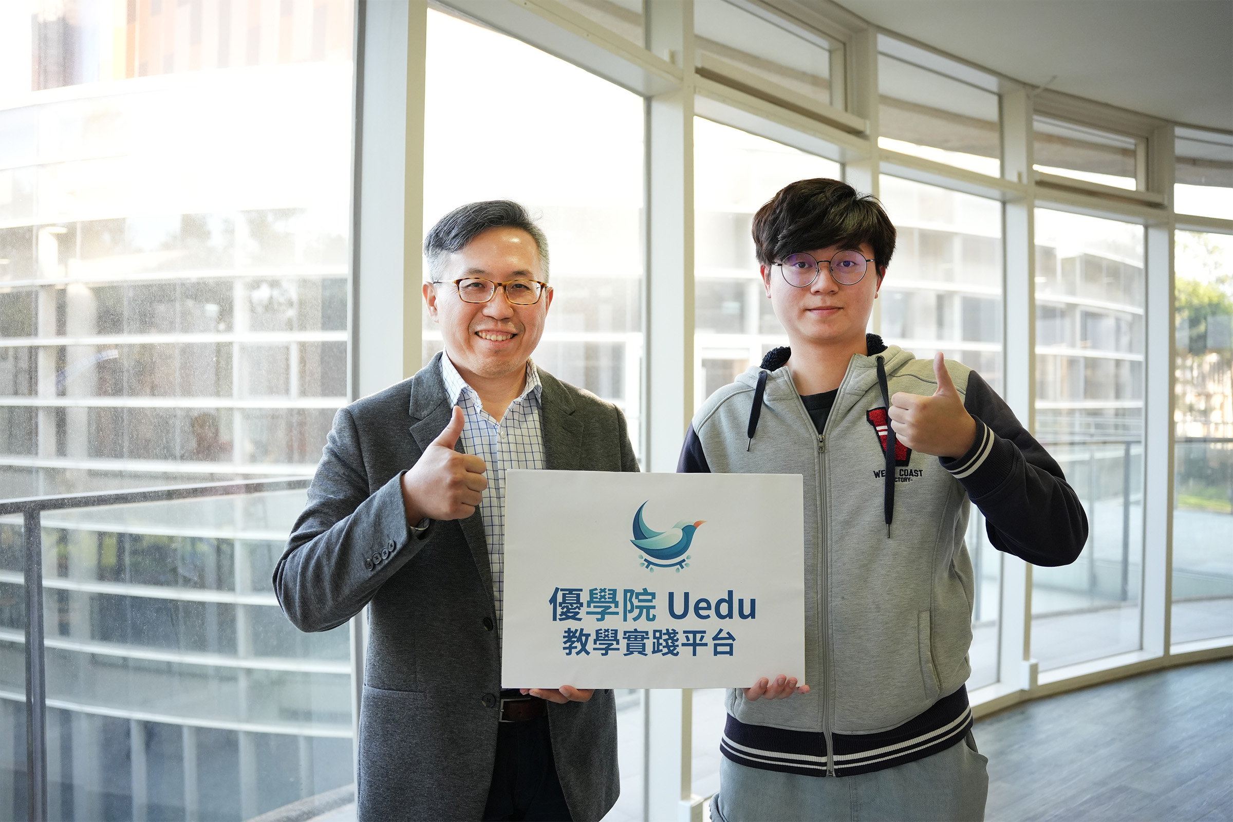 陳昱翔同學（右）善用「優學院」Uedu 平台，並在張家凱助理教授（左）的指導下，有令人驚艷的表現。